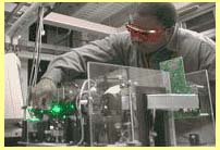 Vědec pracující s holografickým diskem